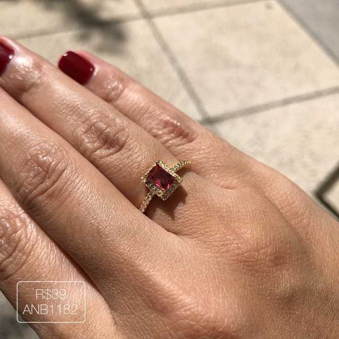 Anel Retângulo Vermelho Cravejado Cristal Dourado